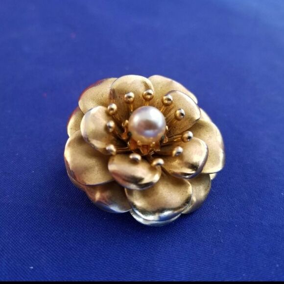 Coro Jewelry - CORO VINTAGE WILD ROSE BROOCH/PIN WITH PEARL CENTER EUC
